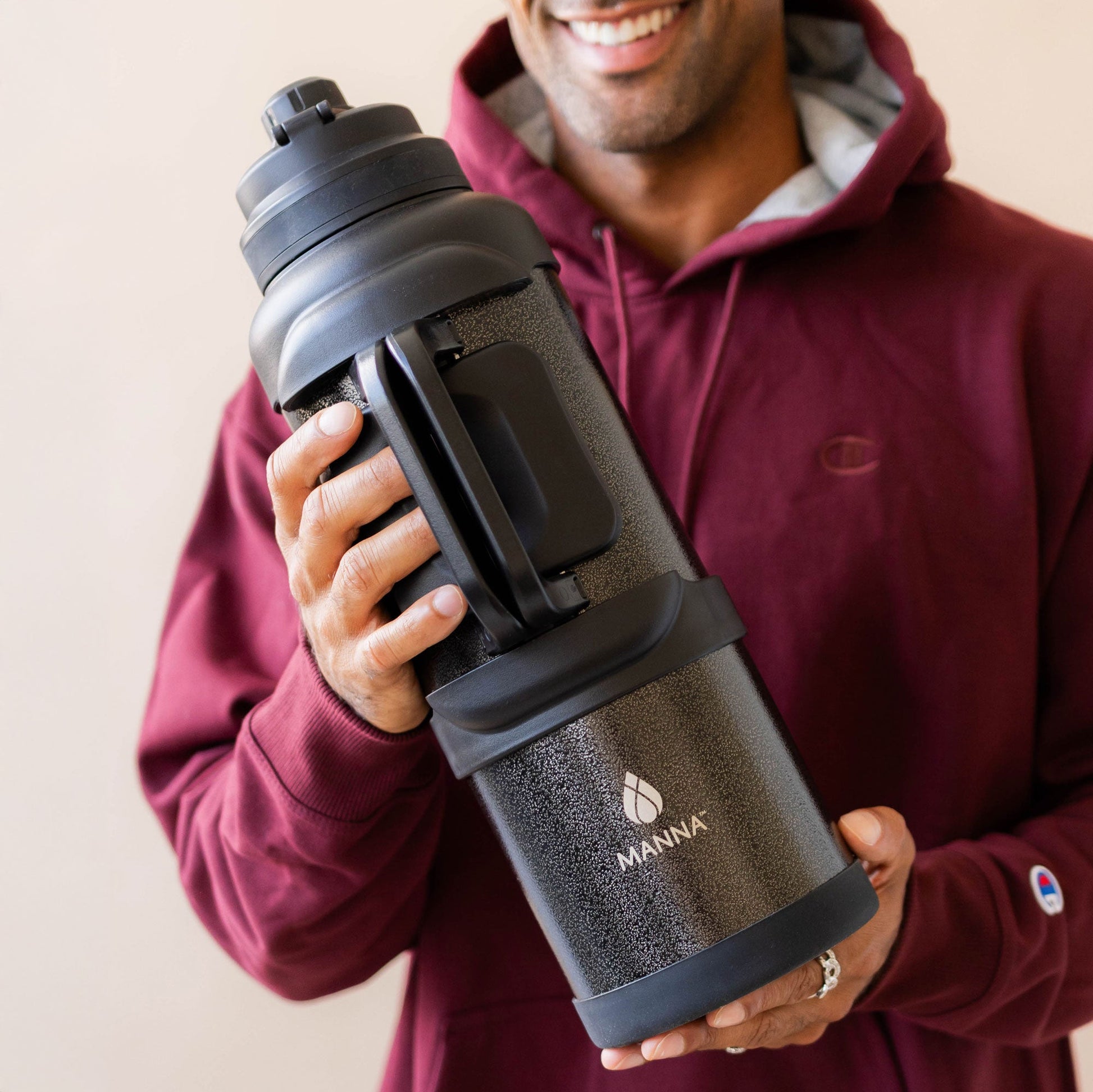 4l-titan-bottle-135-oz-d3 5Manna_Website_Lifestyles-29.jpg